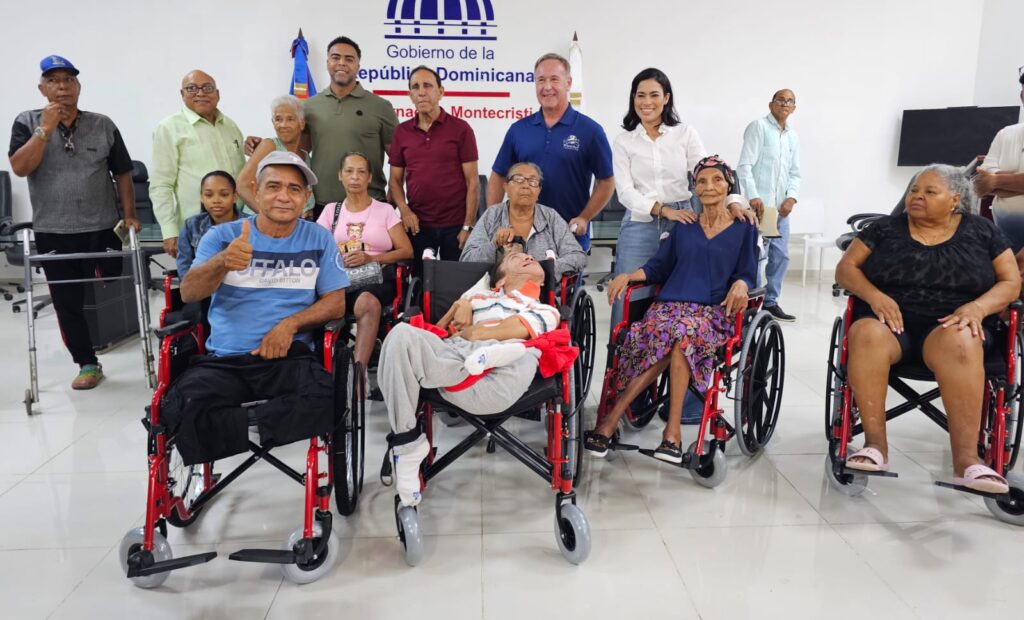 nelson-cruz-entrega-200-sillas-de-ruedas-a-personas-con-discapacidad-en-montecristi