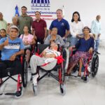 Nelson Cruz entrega 200 sillas de ruedas a personas con discapacidad en Montecristi